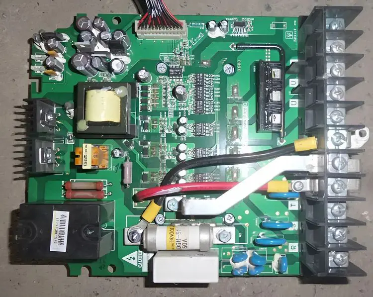 Компонентный ремонт платы частотного преобразователя.